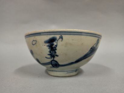 null CHINE - XIXe siècle

Bol en porcelaine décorée en bleu sous couverte d'un pêcheur...
