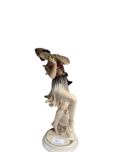 null 
OPPEL Gustave

Danseuse à la flûte

Sculpture en porcelaine polychrome (Accidents...