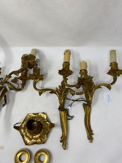 null Quatre appliques en bronze doré

Style Louis XV à décor de feuilles d'acanthes...