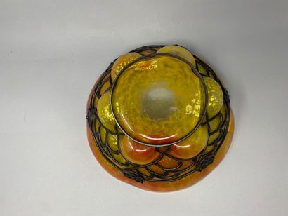 null DAUM Nancy Majorelle

Orange glass bowl with gilded decoration and wrought iron...