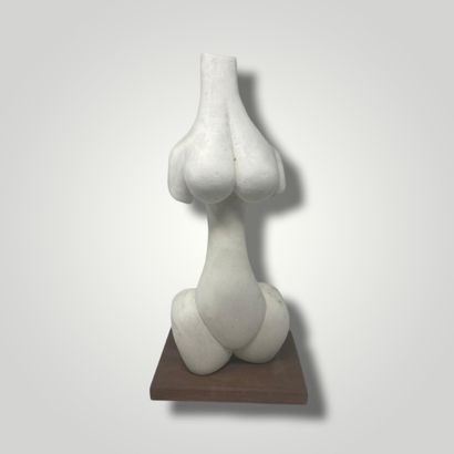 null Sculpture antropomorphe en plâtre patiné blanc sur un scole en bois. Non signée.



Ht....