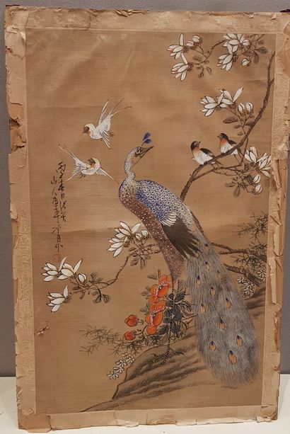 null Peinture sur soie :paon et oiseau (accident), H. 13 - L. 23 cm

on y joint une...