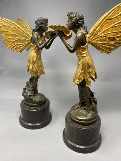 null Paire de statuettes en bronze dorée patinée reposant sur un socle en marbre...