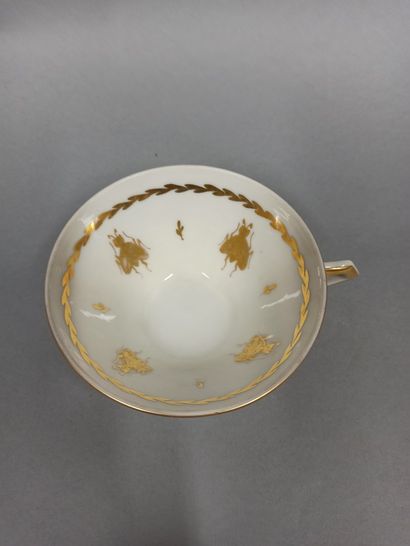 null Tasse en porcelaine blanche à décor de frises de lauriers dorées et d'abeilles,...