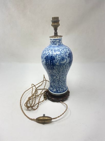 null CHINE MODERNE

Vase de forme meiping monté en lampe à décor de rinceaux, bleu-blanc,...