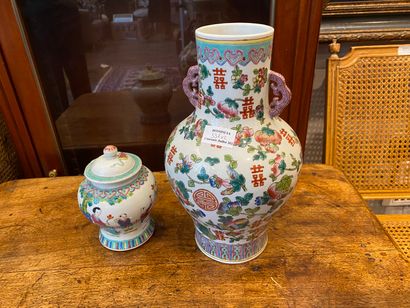 null CHINE

Vase en porcelaine à décor de la famille rose de motifs géomètriques...