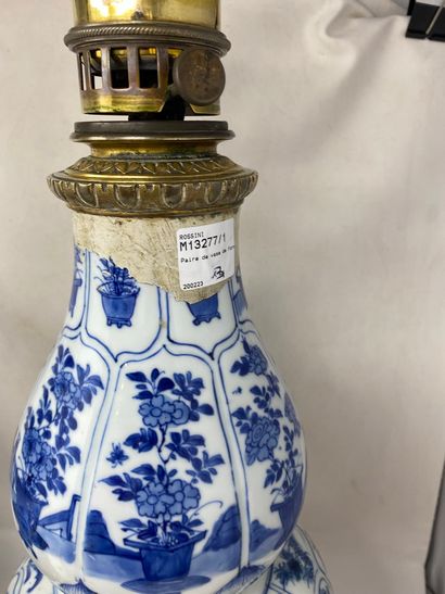 null Paire de vase de forme cooquinte en porcelaine bleu et blanc de Chine 

monté...