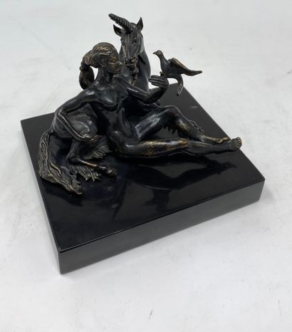 null Sujet en bronze représentant une femme à la licorne, un oiseau posé sur la main,...