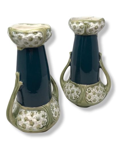 null Gustave DE BRUYN

Pair of green earthenware vases decorated with white flowers,...