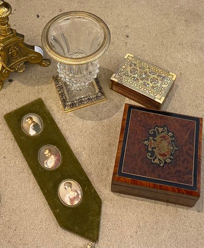 null 
Lot : boite Napoléon III, boite moyen Orient, vase médicis monture bronze,...