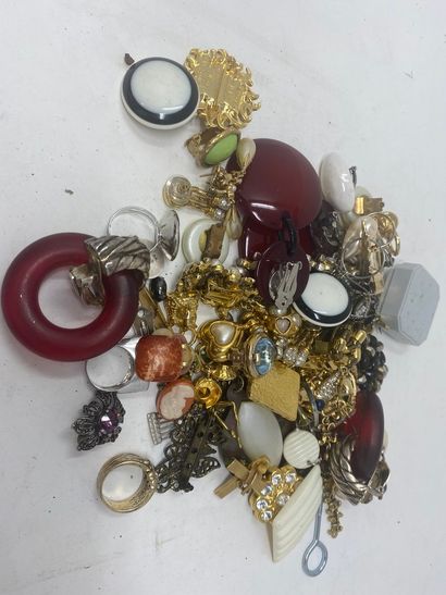 null Lot de bijoux fantaisie en métal doré, argenté vintages et divers