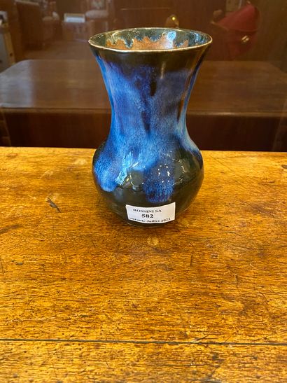 null JAPON

Vase en gré émaillé bleu

H. 13 cm