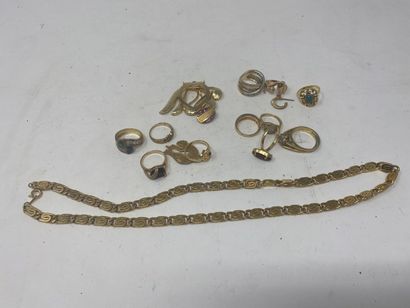 null Lot de bijoux fantaisie en métal doré comprennat bagues, chaînes et divers