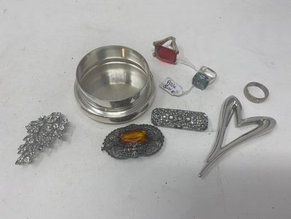 null Lot de bijoux fantaisie et divers en métal argenté