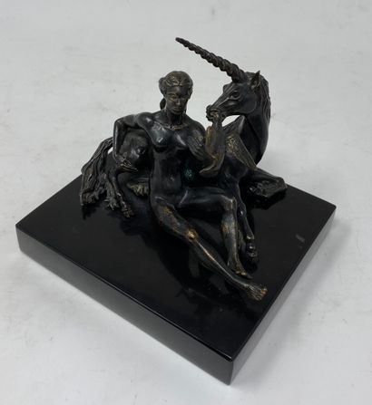 null Sujet en bronze représentant une femme à la licorne, un oiseau posé sur la main,...