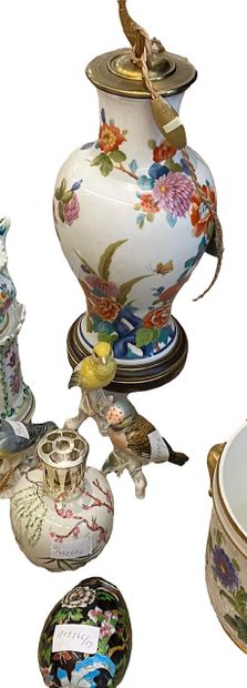 null Lot porcelaine et divers :

cache pot, vase monté en lampe, tisanière, 3 oiseaux,...