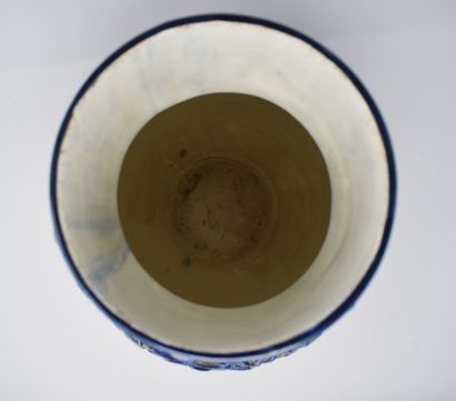 null CHOISY LE ROI

Vase en faïence bleue à décor en relief d'animaux

H.: 41 cm...