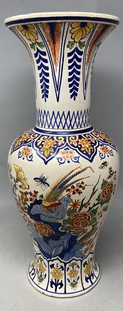null Dans le goût de DELFT

Vase balustre en faïence à décor polychrome peint d'oiseaux,...
