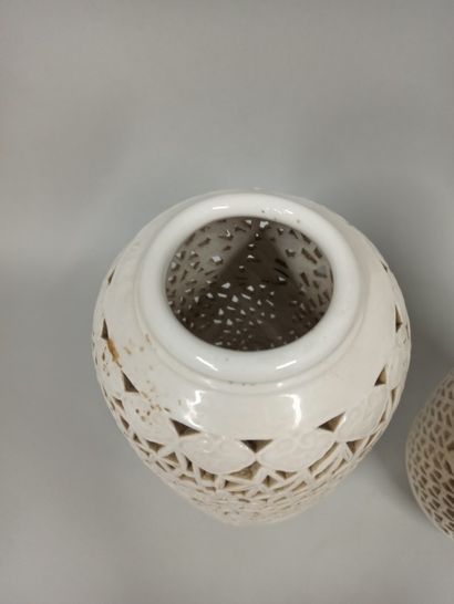 null CHINE, XIXe - XXe siècle

Paire de vases en porcelaine blanche

H.: 26 cm

Petits...