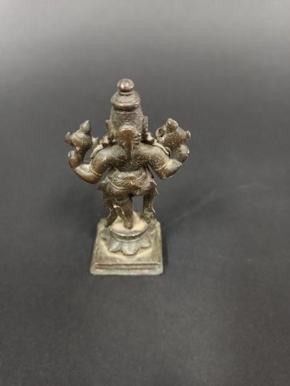 null INDE ET Tibet - XIXe siècle

Ensemble comprenant:

-Une statuette en bronze...