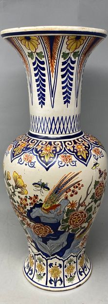 null Dans le goût de DELFT

Vase balustre en faïence à décor polychrome peint d'oiseaux,...