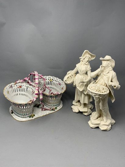 null LOT : 

Pannier double en porcelaine de Meissen, deux statuettes berger travail...