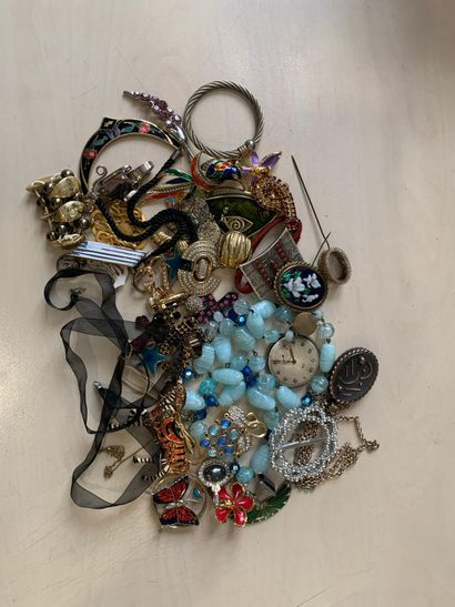 null Lot de bijoux fantaisies comprenant colliers, bracelets, chaînes et divers.