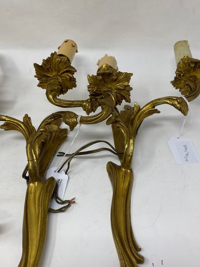 null Quatre appliques en bronze doré

Style Louis XV à décor de feuilles d'acanthes...
