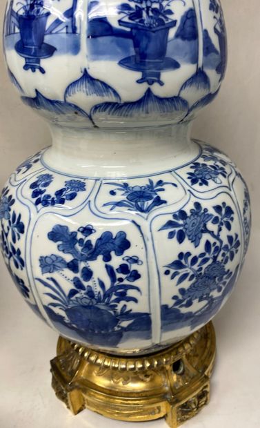 null Paire de vase de forme cooquinte en porcelaine bleu et blanc de Chine 

monté...
