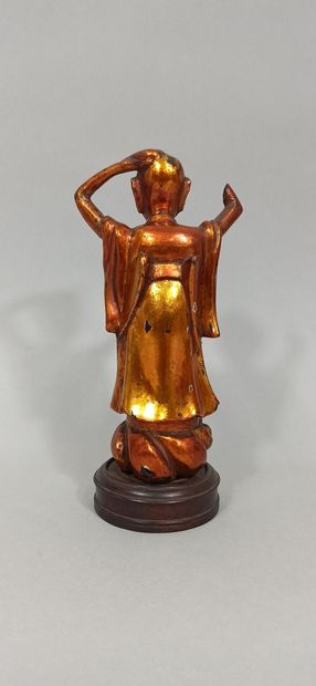 null CHINE - Vers 1900

Statuette en bois laqué or, représentant bouddha jeune se...