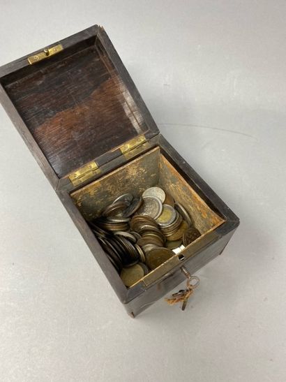null Lot de pièces courantes diverses XIXème et XXème, dans un coffret en bois 

12...