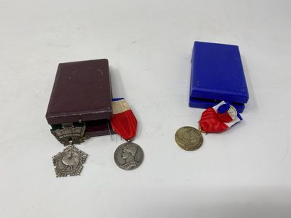 null Trois médailles dont 

"Ministère du travail et de la sécurité sociale", 1965

"Ministère...