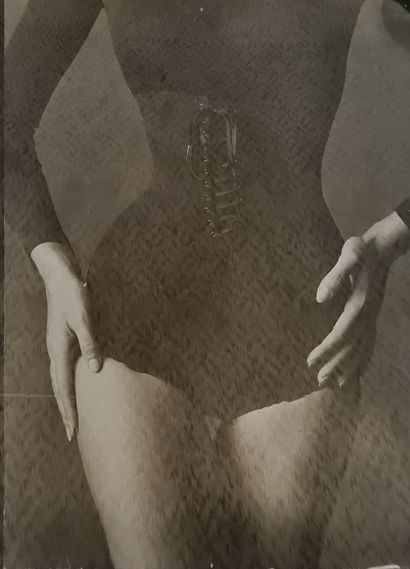 null Affiche encadrée représentant la photographie du corset par Jeanloup Sieff....