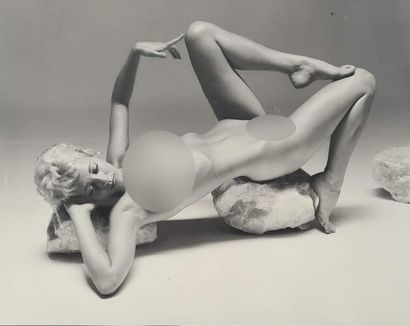 null André de DIENES (1913-1985). 

Female nude lying on rocks. Circa 1950. Framed...