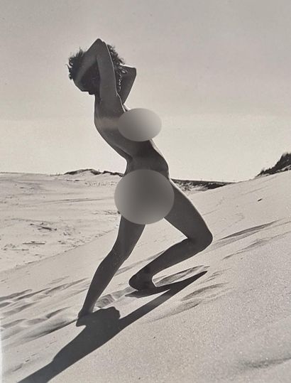 null André de DIENES (1913-1985). 

Female nude walking on the sand. Circa 1950-1960....
