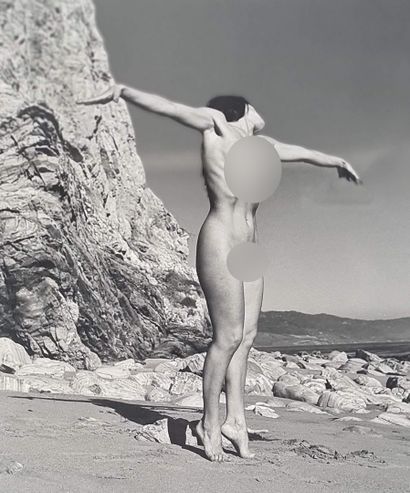 null André de DIENES (1913-1985). 

Female nude standing on tiptoes. Circa 1950-1960....