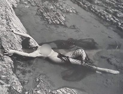 null André de DIENES (1913-1985). 

Female nude lying down with a net. Circa 1948....