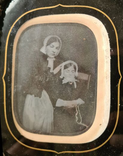 null 
Portrait de deux jeunes femmes. Circa 1860. Ambrotype retouché (att.). Sur...