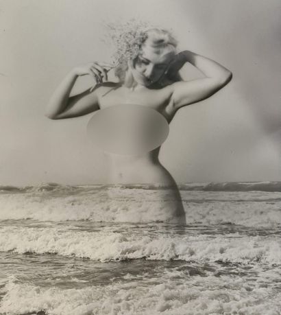 null André de DIENES (1913-1985). 

Surimpression d'un nu féminin dans les vagues....