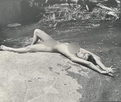 null André de DIENES (1913-1985). 

Nu féminin allongé au bord d'une rivière. Circa...