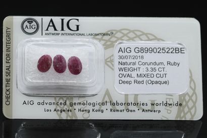 null Three deep red rubies on paper.

Accompanied by a certificate of the AIG ANTWERP....