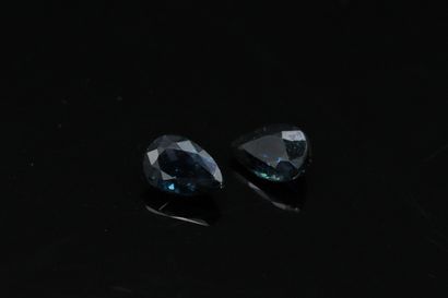 null Pairing of pear sapphires on paper.

Weight : 1.19 cts.