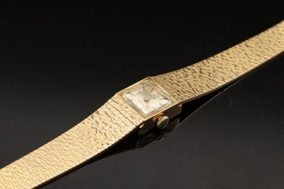 null LEVY

Montre bracelet de dame en or jaune 18K (750) boîtier carré index bâton...