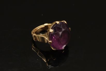 null Bague en or jaune 18k (750) ornée d'une pierre violette ronde.

Tour de doigt...