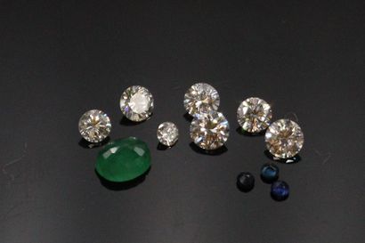 null Lot comprenant :

- sept diamants taillés en brillant. Poids total 1,61 ct.

-...