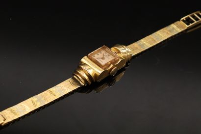 null REGLIA

Montre bracelet de dame, boitier carré en or jaune 18k (750), cadran...
