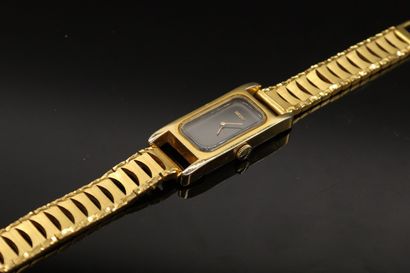 null SEIKO 

Montre bracelet en métal doré, lunette rectangulaire, aiguilles dorées...