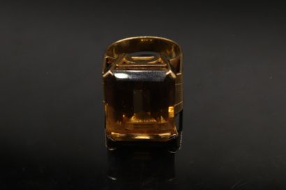 null Bague en or jaune 18k (750) ornée d'un quartz fumé rectangulaire à pans coupés.

Poinçon...