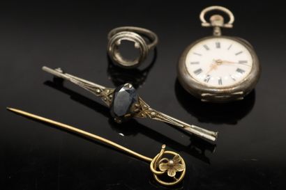 null Ensemble de trois bijoux en argent :

- montre de col, la cuvette à décor d'un...
