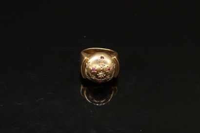 null Bague dôme en or jaune 18k (750) ornée de petits diamants et petits rubis.

Tour...